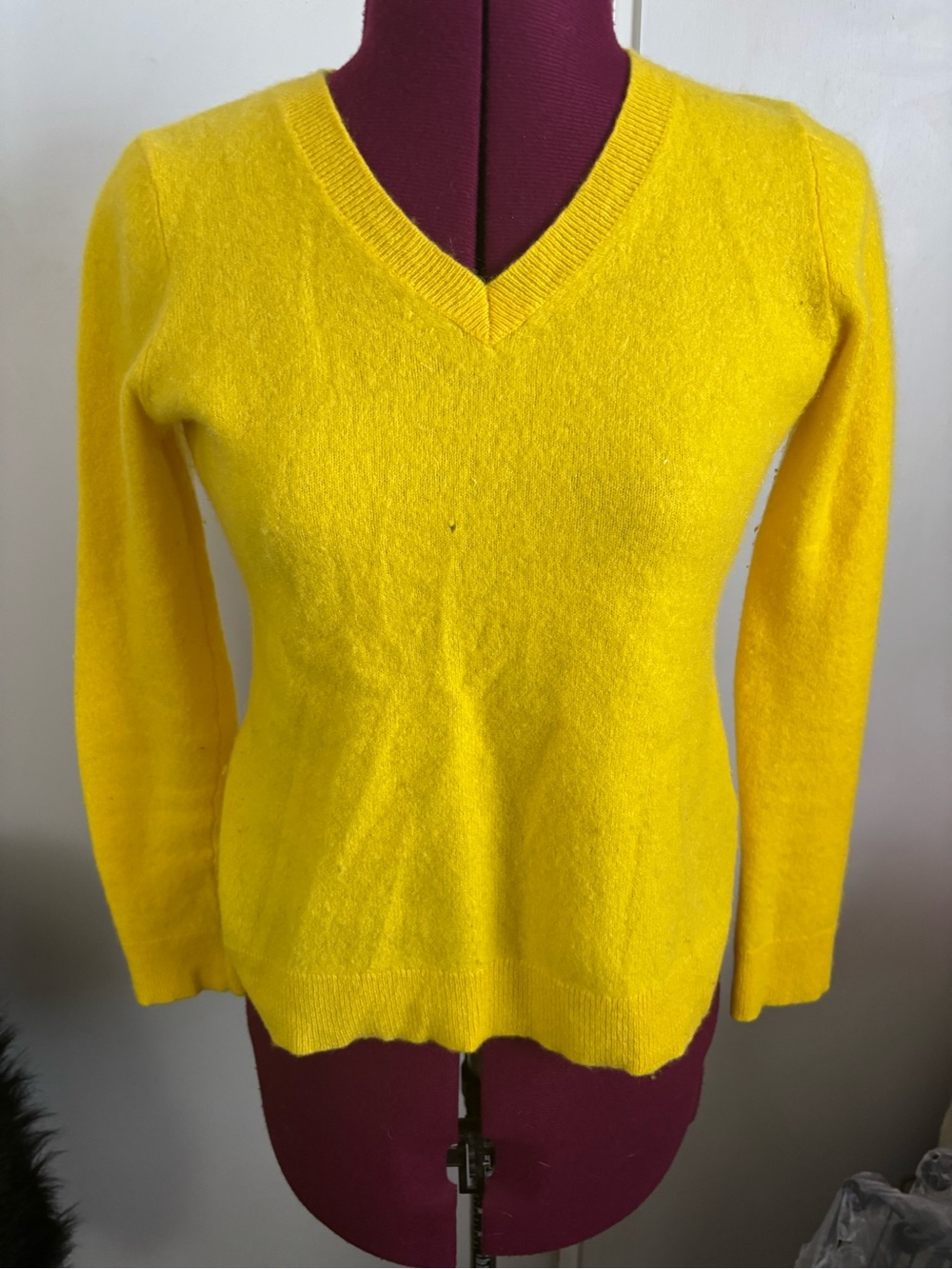 Cashmere Charter Club Cashmere Yellow V-Neck Women's Sweater, Size XS